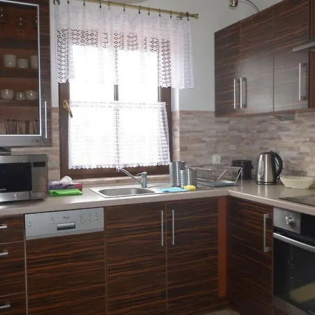 Nad Jeziorem بيت للعطل *